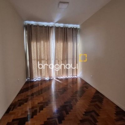 Prédio com 345m², 2 garagens, no bairro Canto em Florianópolis