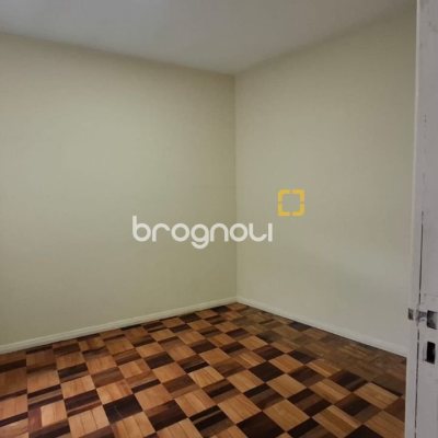 Prédio com 345m², 2 garagens, no bairro Canto em Florianópolis