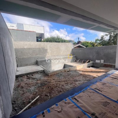 Casa com 230m², 3 quartos (sendo 3 suítes), 2 garagens, no bairro Campeche em Florianópolis