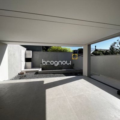 Casa com 230m², 3 quartos (sendo 3 suítes), 2 garagens, no bairro Campeche em Florianópolis