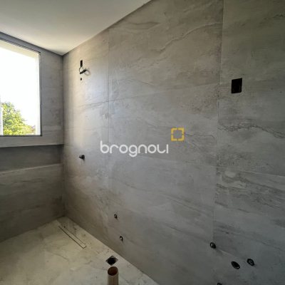 Casa com 230m², 3 quartos (sendo 3 suítes), 2 garagens, no bairro Campeche em Florianópolis