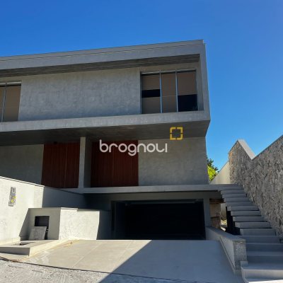 Casa com 230m², 3 quartos (sendo 3 suítes), 2 garagens, no bairro Campeche em Florianópolis