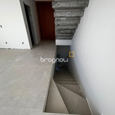 Casa com 230m², 3 quartos (sendo 3 suítes), 2 garagens, no bairro Campeche em Florianópolis