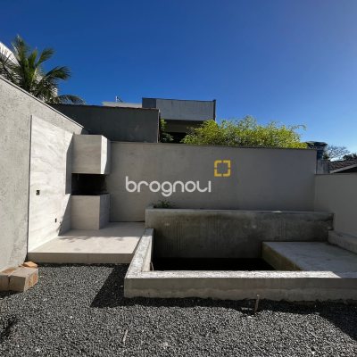 Casa com 230m², 3 quartos (sendo 3 suítes), 2 garagens, no bairro Campeche em Florianópolis
