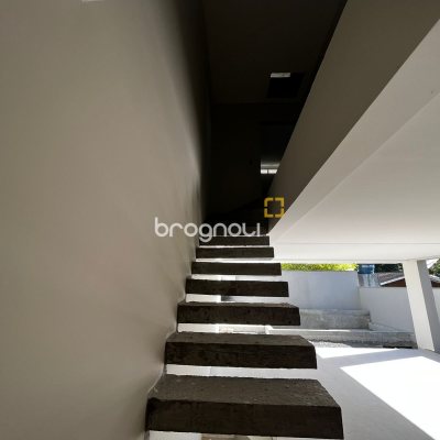 Casa com 230m², 3 quartos (sendo 3 suítes), 2 garagens, no bairro Campeche em Florianópolis
