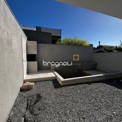 Casa com 230m², 3 quartos (sendo 3 suítes), 2 garagens, no bairro Campeche em Florianópolis