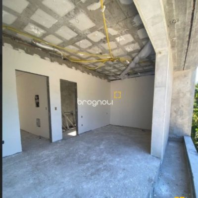 Casa com 230m², 3 quartos (sendo 3 suítes), 2 garagens, no bairro Campeche em Florianópolis