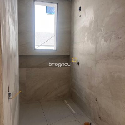 Casa com 230m², 3 quartos (sendo 3 suítes), 2 garagens, no bairro Campeche em Florianópolis