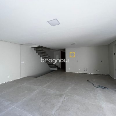 Casa com 231m², 3 quartos (sendo 3 suítes), 4 garagens, no bairro Campeche em Florianópolis
