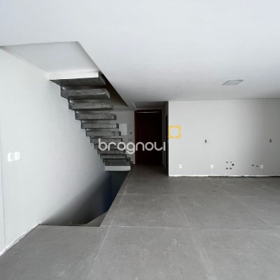 Casa com 231m², 3 quartos (sendo 3 suítes), 4 garagens, no bairro Campeche em Florianópolis