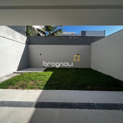 Casa com 231m², 3 quartos (sendo 3 suítes), 4 garagens, no bairro Campeche em Florianópolis