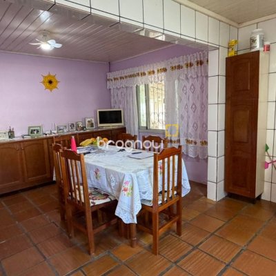 Casa com 222m², 9 quartos (sendo 1 suíte), 4 garagens, no bairro Canasvieiras em Florianópolis