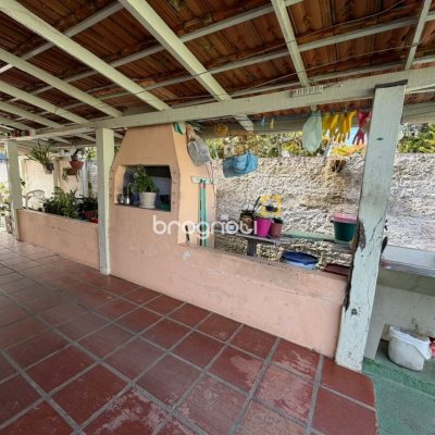 Casa com 222m², 9 quartos (sendo 1 suíte), 4 garagens, no bairro Canasvieiras em Florianópolis