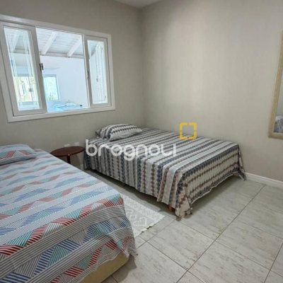 Casa com 222m², 9 quartos (sendo 1 suíte), 4 garagens, no bairro Canasvieiras em Florianópolis