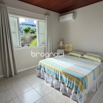 Casa com 222m², 9 quartos (sendo 1 suíte), 4 garagens, no bairro Canasvieiras em Florianópolis