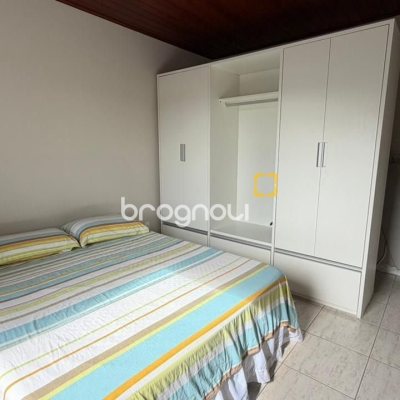 Casa com 222m², 9 quartos (sendo 1 suíte), 4 garagens, no bairro Canasvieiras em Florianópolis