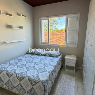 Casa com 222m², 9 quartos (sendo 1 suíte), 4 garagens, no bairro Canasvieiras em Florianópolis