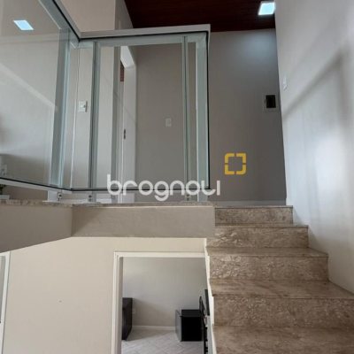 Casa com 222m², 9 quartos (sendo 1 suíte), 4 garagens, no bairro Canasvieiras em Florianópolis