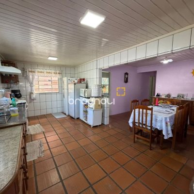 Casa com 222m², 9 quartos (sendo 1 suíte), 4 garagens, no bairro Canasvieiras em Florianópolis