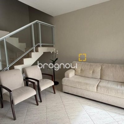 Casa com 222m², 9 quartos (sendo 1 suíte), 4 garagens, no bairro Canasvieiras em Florianópolis