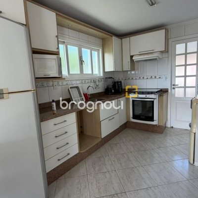 Casa com 222m², 9 quartos (sendo 1 suíte), 4 garagens, no bairro Canasvieiras em Florianópolis