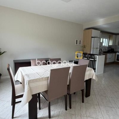 Casa com 222m², 9 quartos (sendo 1 suíte), 4 garagens, no bairro Canasvieiras em Florianópolis