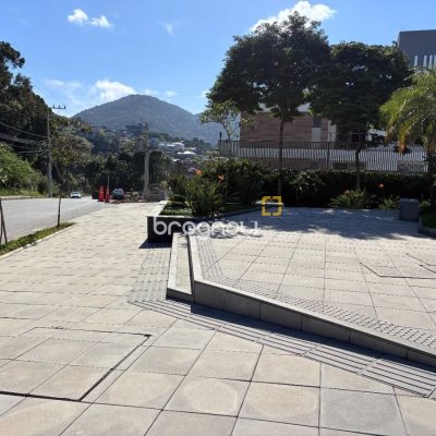 Apartamento com 76m², 2 quartos (sendo 1 suíte), 1 garagem, no bairro Cacupé em Florianópolis