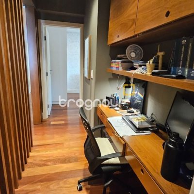 Apartamento com 129m², 3 quartos (sendo 2 suítes), 2 garagens, no bairro Beira Mar Norte em Florianópolis