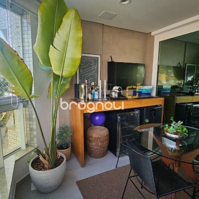 Apartamento com 129m², 3 quartos (sendo 2 suítes), 2 garagens, no bairro Beira Mar Norte em Florianópolis