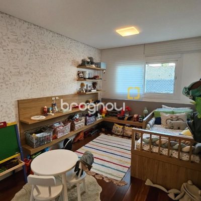 Apartamento com 129m², 3 quartos (sendo 2 suítes), 2 garagens, no bairro Beira Mar Norte em Florianópolis