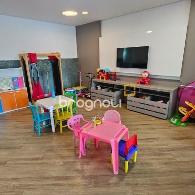 Apartamento com 129m², 3 quartos (sendo 2 suítes), 2 garagens, no bairro Beira Mar Norte em Florianópolis