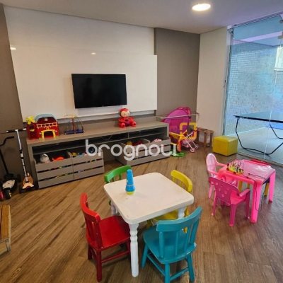 Apartamento com 129m², 3 quartos (sendo 2 suítes), 2 garagens, no bairro Beira Mar Norte em Florianópolis
