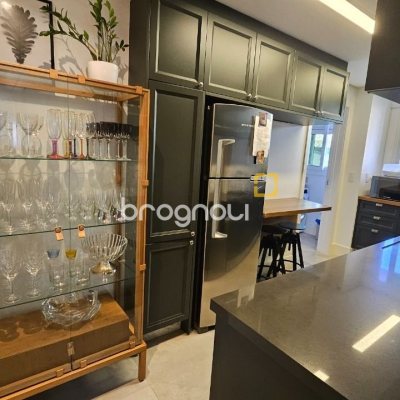 Apartamento com 129m², 3 quartos (sendo 2 suítes), 2 garagens, no bairro Beira Mar Norte em Florianópolis