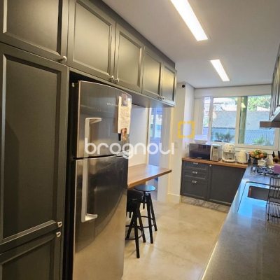 Apartamento com 129m², 3 quartos (sendo 2 suítes), 2 garagens, no bairro Beira Mar Norte em Florianópolis