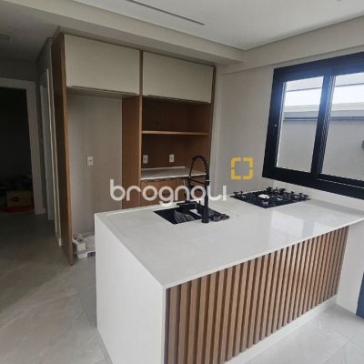 Casa com 175m², 3 quartos (sendo 3 suítes), 2 garagens, no bairro Carianos em Florianópolis