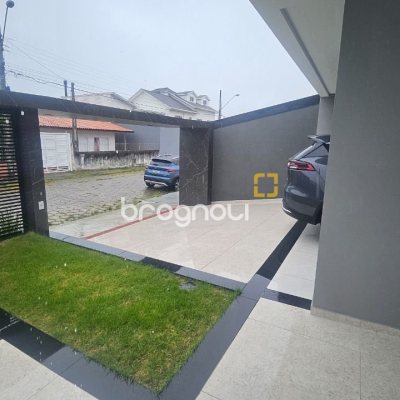 Casa com 175m², 3 quartos (sendo 3 suítes), 2 garagens, no bairro Carianos em Florianópolis