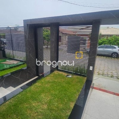 Casa com 175m², 3 quartos (sendo 3 suítes), 2 garagens, no bairro Carianos em Florianópolis