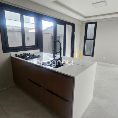 Casa com 175m², 3 quartos (sendo 3 suítes), 2 garagens, no bairro Carianos em Florianópolis