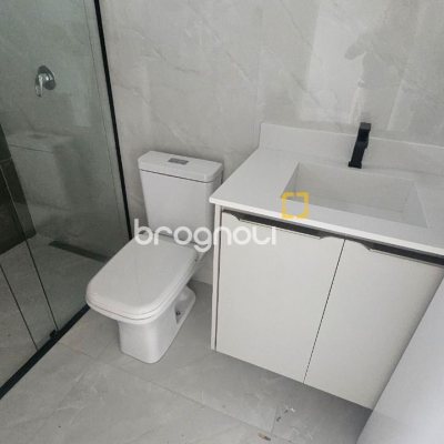 Casa com 175m², 3 quartos (sendo 3 suítes), 2 garagens, no bairro Carianos em Florianópolis