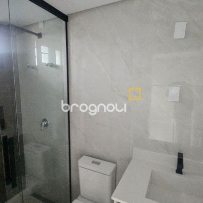 Casa com 175m², 3 quartos (sendo 3 suítes), 2 garagens, no bairro Carianos em Florianópolis