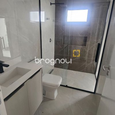 Casa com 175m², 3 quartos (sendo 3 suítes), 2 garagens, no bairro Carianos em Florianópolis