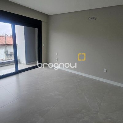 Casa com 175m², 3 quartos (sendo 3 suítes), 2 garagens, no bairro Carianos em Florianópolis