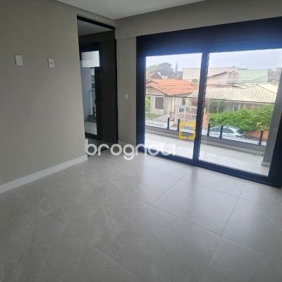 Casa com 175m², 3 quartos (sendo 3 suítes), 2 garagens, no bairro Carianos em Florianópolis