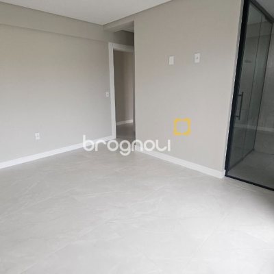 Casa com 175m², 3 quartos (sendo 3 suítes), 2 garagens, no bairro Carianos em Florianópolis