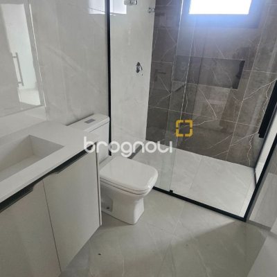 Casa com 175m², 3 quartos (sendo 3 suítes), 2 garagens, no bairro Carianos em Florianópolis