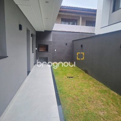Casa com 175m², 3 quartos (sendo 3 suítes), 2 garagens, no bairro Carianos em Florianópolis