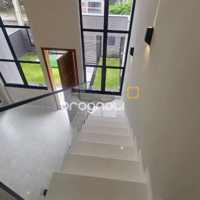 Casa com 175m², 3 quartos (sendo 3 suítes), 2 garagens, no bairro Carianos em Florianópolis