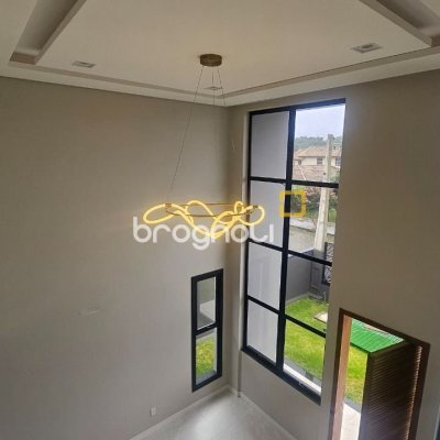 Casa com 175m², 3 quartos (sendo 3 suítes), 2 garagens, no bairro Carianos em Florianópolis