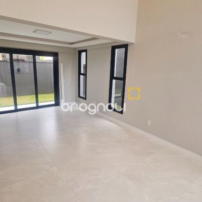 Casa com 175m², 3 quartos (sendo 3 suítes), 2 garagens, no bairro Carianos em Florianópolis