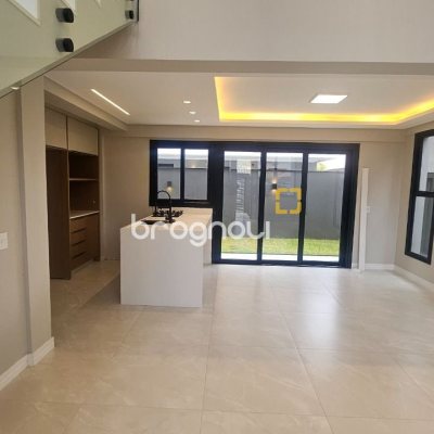 Casa com 175m², 3 quartos (sendo 3 suítes), 2 garagens, no bairro Carianos em Florianópolis